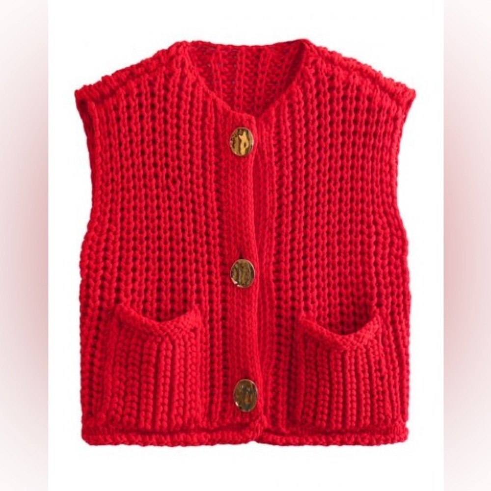 BOLD GOLDEN BUTTONS PATCH POCKET CHUNKY KNIT VEST IN RED